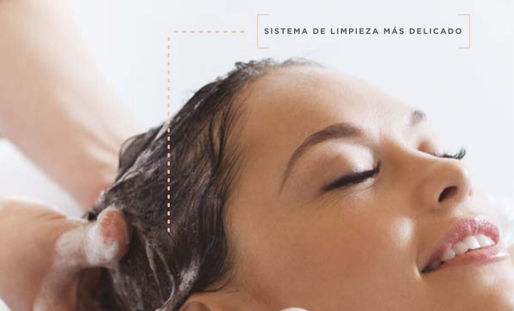 Revivre es la tricología italiana de laboratorio que está revolucionando los salones. Protocolos técnicos, claros y fáciles de aplicar, sin necesidad de equipamiento especial.